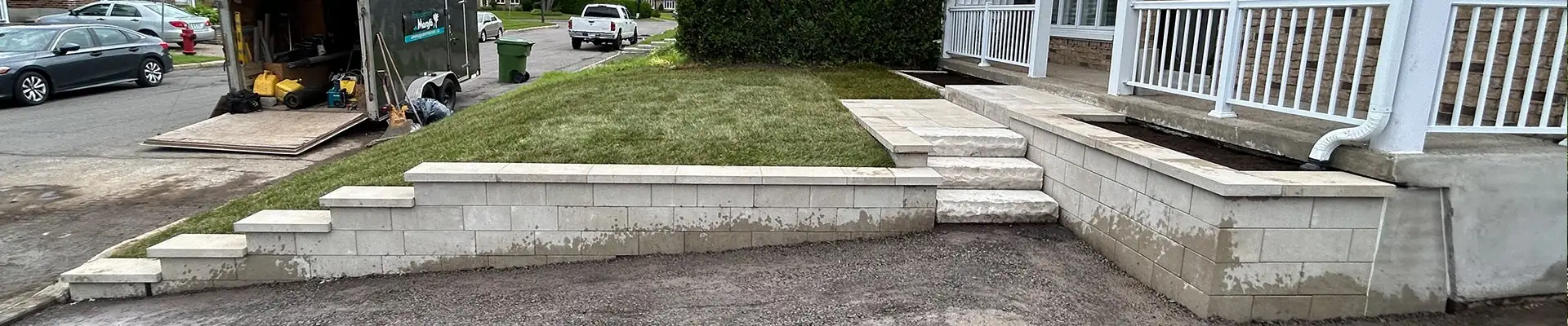 Terrassement et muret de blocs devant une résidence – Aménagement Marosa, Rive-Sud de Québec
