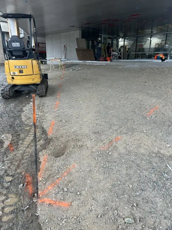 Travaux d’excavation commerciale avec mini-pelle et marquage au sol – Aménagement Marosa à Lévis, Rive-Sud de Québec