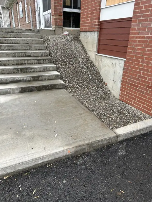 Aménagement d’un talus en gravier pour drainage près d’une fondation – Réalisation Aménagement Marosa à Montmagny, Rive-Sud de Québec