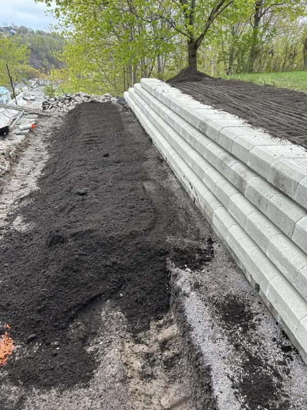 Excavation pour nivellement de terrain et drainage efficace – Service offert par Aménagement Marosa en Beauce et sur la Rive-Sud de Québec