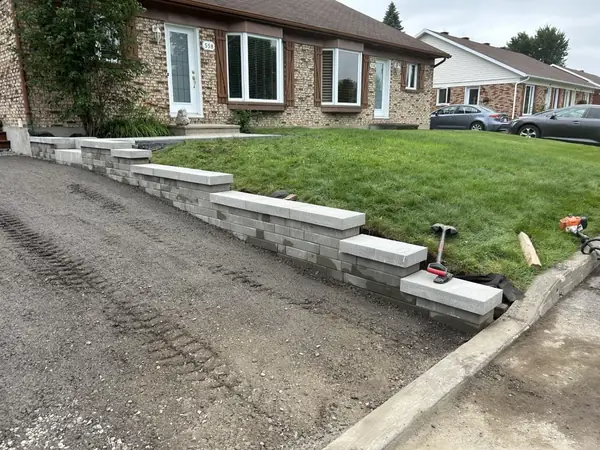 Muret de soutènement et aménagement d’entrée en blocs de béton – Aménagement Marosa, Lévis [À VALIDER AVEC LE CLIENT : texte ALT tronqué sur l’ancien site]