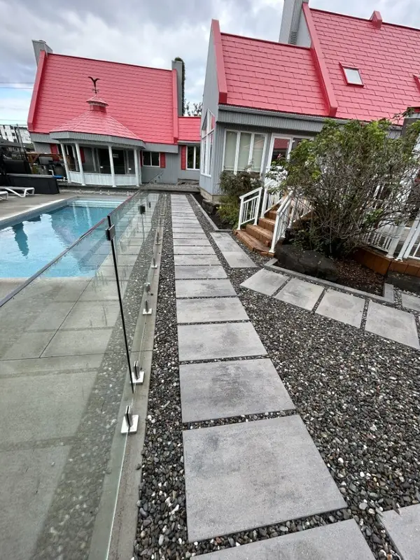 Paysagement haut de gamme près d’une piscine résidentielle – Beauce